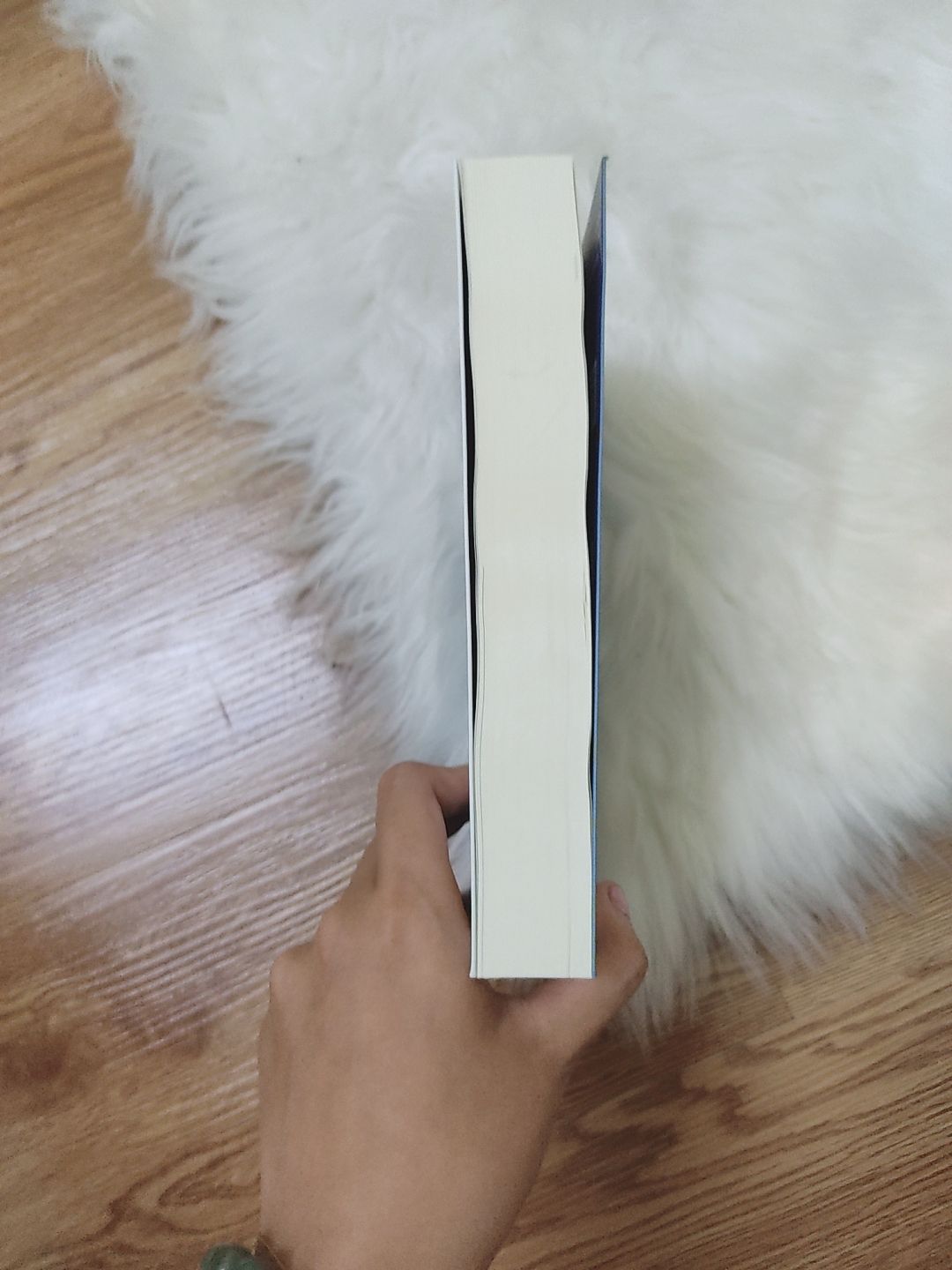 Đây là lần đầu tiên mình mua sách trên tiki. Đọc review có nhiều người bảo sách bẩn, chất lượng không tốt nên cũng hơi quan ngại nhưng vì đợt 14/10 giảm giá nhiều quá nên mình bấm bụng mua luôn :p Cảm nhận của mình sau khi mua hàng ở tiki là giao hàng nhanh chóng, mới đặt hôm qua hôm nay có trong khi dự kiến là 2 ngày nữa. Về chất lượng sách, phải nói mình là người khá kỹ tính khi mua sách nhưng những cuốn sách mình nhận đợt này (mình mua hơn chục cuốn) không có gì để chê. Sách đẹp, thẳng thớm, không bụi đáng kể, không quăn góc và một số cuốn vẫn còn trong bọc. Tuy cuốn này bị lỗi dính trang nhưng không sao, những cuốn sách trong nhà sách đôi khi cũng mắc lỗi này mà. Nói chung là sách đợt này mình  ưng lắm. Mong tiki đừng sale nữa!! ?