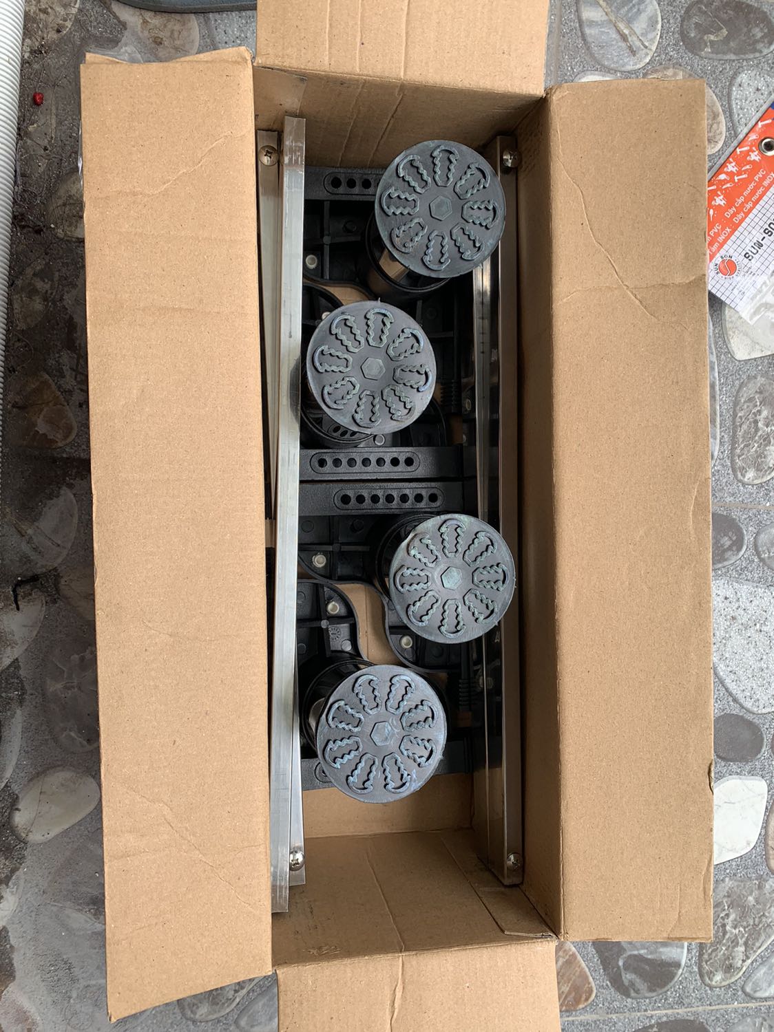 - Giao hàng đúng như lịch hẹn
- Hàng chất lượng, mẫu mã đúng như hình ảnh.
- Inox dày, nặng, chắc chắn.
- Chiều cao đủ cao để chống nước và bụi bẩn.