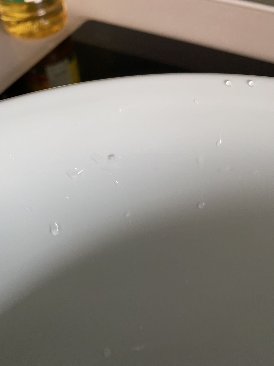 Sản phẩm đẹp, đóng gói cẩn thận, giao hàng nhanh, chất liệu nhựa khá cao cấp. Tuy nhiên cái chậu mình mua có 1 chấm đen mờ, nhỏ thôi không ảnh hưởng đến chất lượng hay sử dụng nhưng mà tổng thể đang đẹp có 1 chấm đen cũng kì. Vẫn tiếp tục ủng hộ shop.