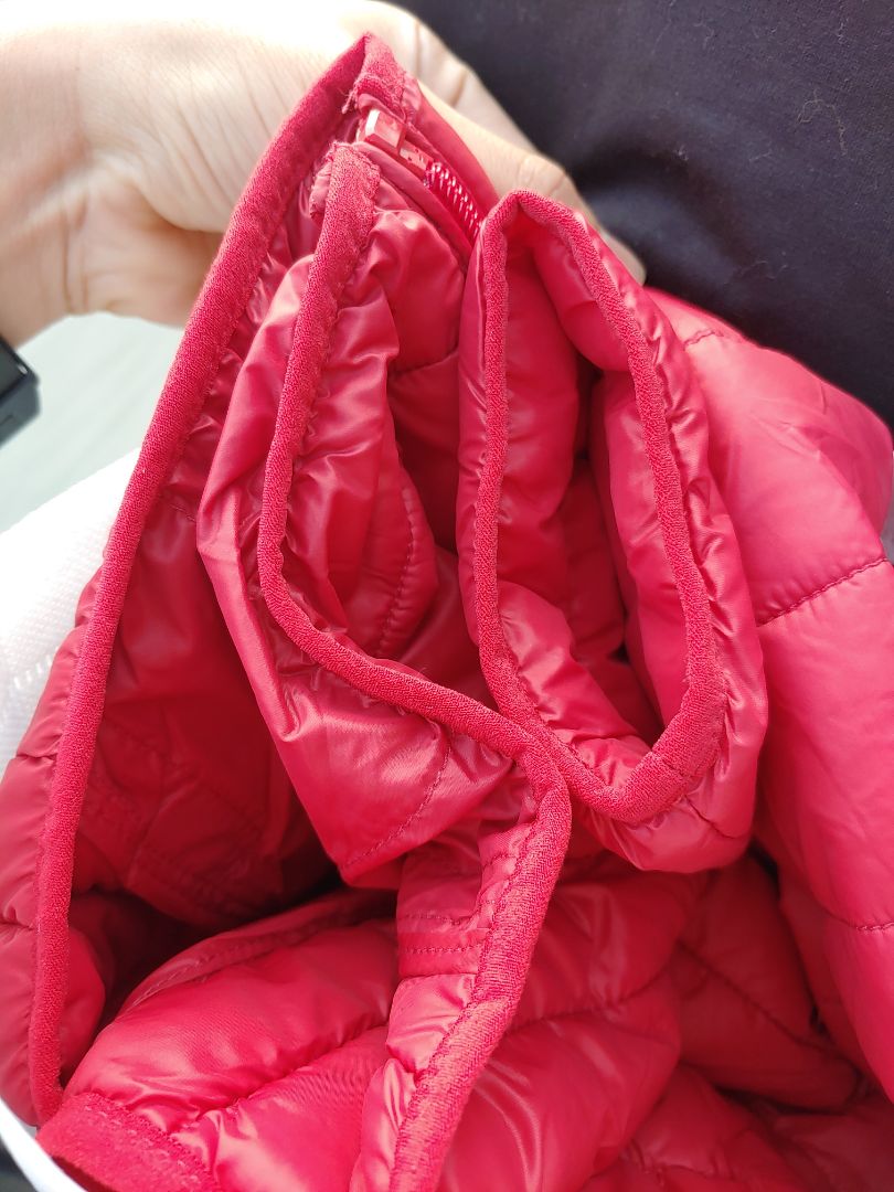 Áo lỗi chỉ thừa, khóa bị kẹt, xin đổi size thì shop online ok shop offline thì k cho đổi vì mình k đã gỡ dây gắn mac, gắn mac phải đem  về cty ms đủ công nghệ. Mình có đem mac theo biết thế tự gắn ở nhà @@
Áo mỏng 1 lớp, viền áo nhìn rất 🤣🤣  tùy mn đánh giá. Màu đỏ đô khác ảnh rất nhiều, k hợp ng trẻ.
Định đánh giá 1 sao nhưng khi về đc cho thêm cái túi "Thoải mái đổi trả" nên 2 sao.
mn tham khảo shop Lining361anta trên shopee áo dày dặn ấm, đổi trả dễ dàng