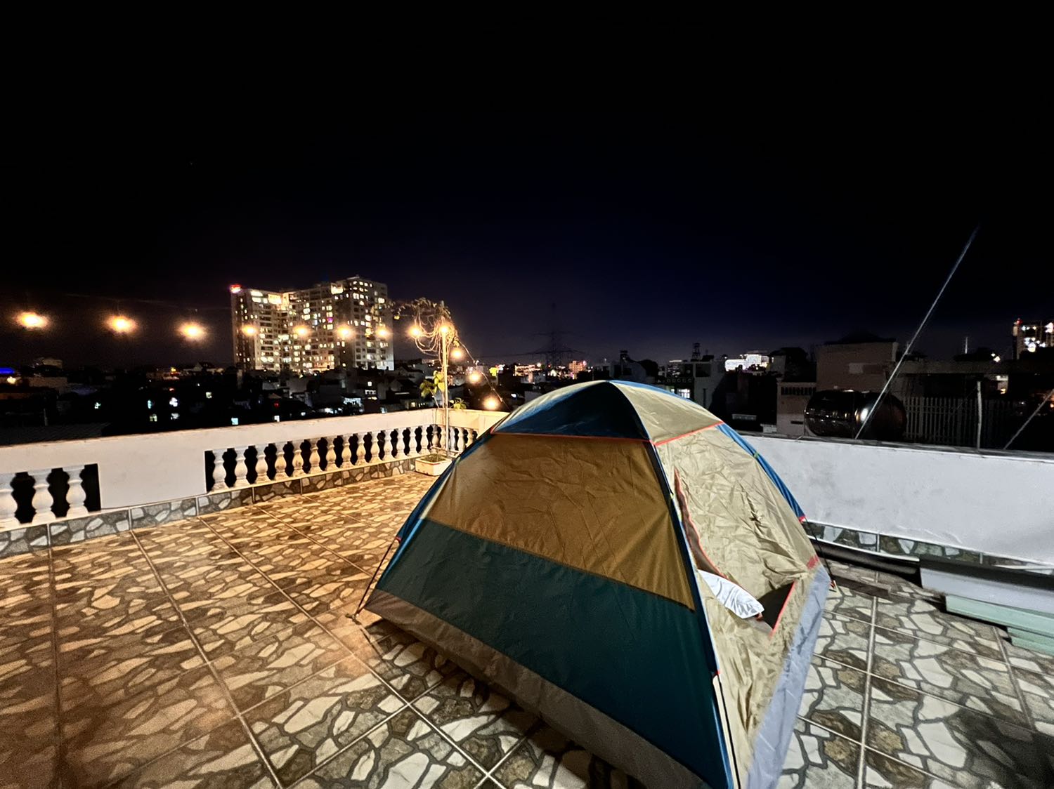 khung lều yếu, nhiều cây bị tét