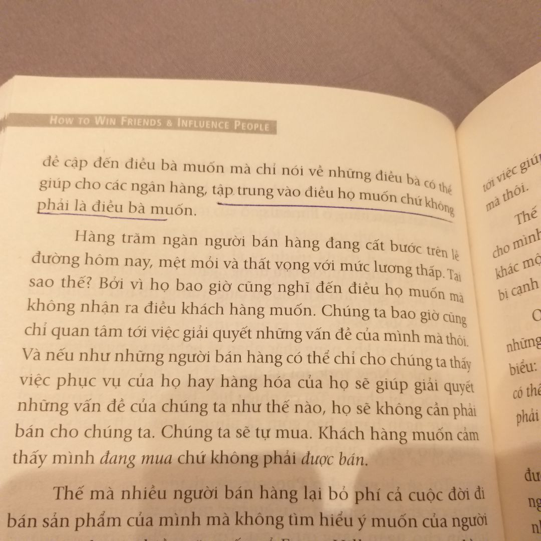 Đã mua ở Tiki rất rất nhiều sách, nhưng đây là lần đâu tiên tôi cảm thấy sốc. Tôi đã đọc cuốn này nhưng muốn mua bản mới để lưu giữ. Đến hôm nay tôi mới mở cuốn sách ra lần đầu tiên, nhưng rất nhiều trang sách đã có dấu bút bi gạch dưới. Nếu như tôi kiểm tra ngay khi giao hàng thì sự việc tôi trình bày có cơ sở hơn. Nhưng bây giờ đã mấy tháng và tôi chỉ muốn nhận xét ở đây để Tiki lưu ý. Là một người không có thói quen viết hay tô màu vào sách thì tôi thật sự cảm thấy nghi ngờ và đáng thất vọng về sản phẩm này của Tiki.