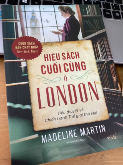 “Cuốn sách bán chạy nhất New York Times”
  Chỉ một dòng như vậy cũng đã thay thế tất cả mọi lời khen tặng dành cho cuốn sách này. Và nó thực sự không ngoa chút nào.
  Ở ngoài kia cô đã cứu biết bao mạng người, nhưng ở đây, trong hiệu sách nhỏ bé này, cô đã cứu vớt biết bao linh hồn. Những linh hồn đang héo rũ, đau đớn, thiếu sức sống như sắp tàn lụi, đã được cô chăm sóc, thắp lên niềm hy vọng.
  Cuốn sách còn thắp lên ngọn lửa đam mê của việc đọc sách.