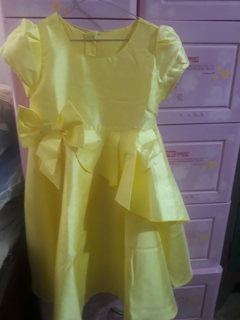 Đầm đẹp nhưng eo hơi lớn, mình phải đi đạp lại mới vừa với bé nhà mình