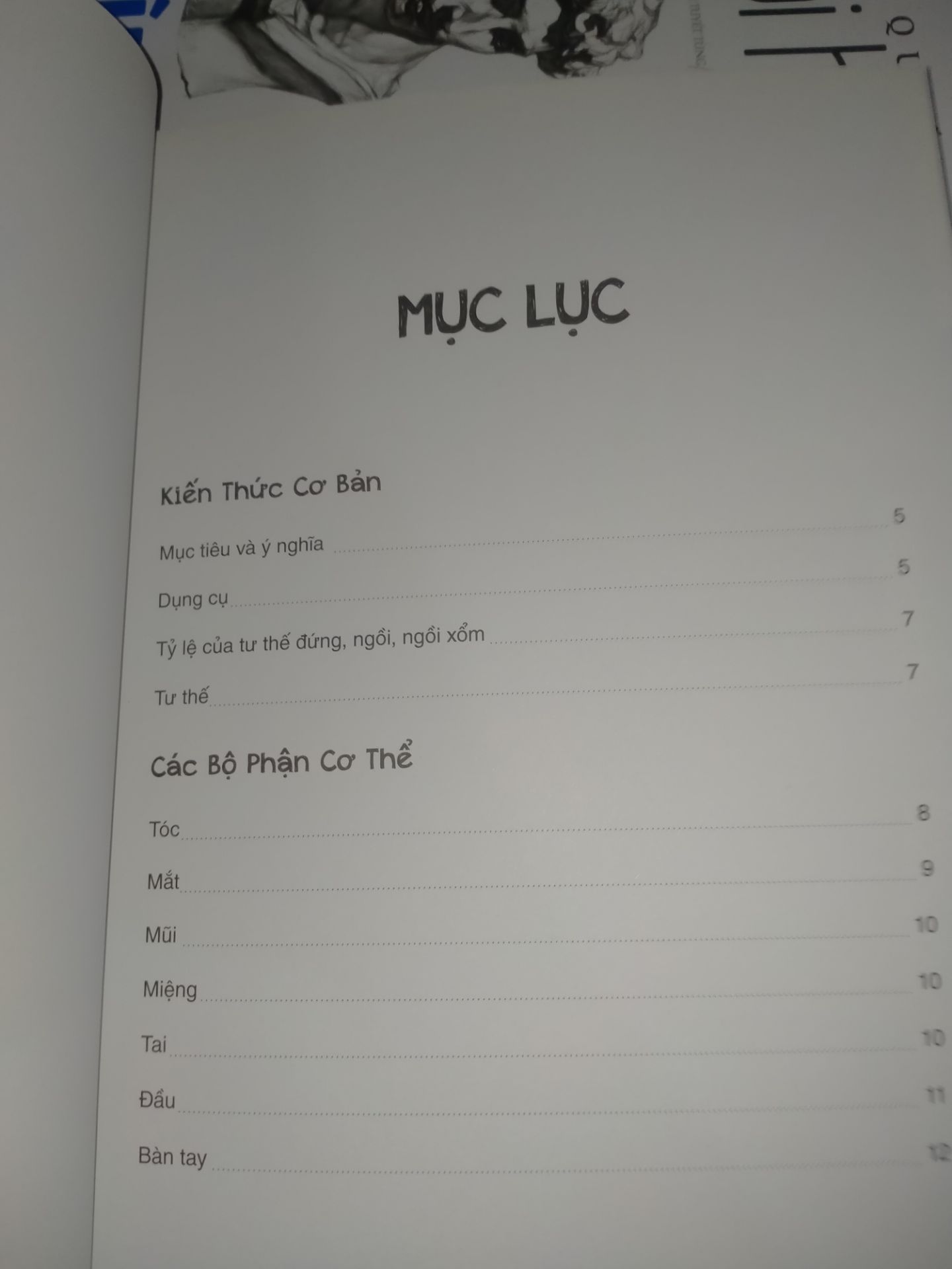 Phù hợp với những bạn tay ngang chưa có nhiều kiến thức về hội hoạ, hãy nói đúng hơn thì đây là quyển sách dành cho beginner.
Mình mua quyển sách này với mục đích cải thiện điểm số trên trường của mô hình hoạ, đối với một đứa đã học qua giải phẫu học, và cũng gọi là có kiến thức nền tảng về hội họa, cũng đã học qua trường lớp về môn này thì đối với mình quyển sách này cũng không đem lại được nhiều giá trị cho lắm. 
Đầu tiên phần bìa sách có ghi là ký họa chân dung, nhưng mình thấy bên trong hơn 2/3 của quyển là mẫu vẽ toàn thân không chú trọng nhiều đến phần chân dung. Giải thích về cấu trúc, hình khối và cách vẽ gần như là không có hoặc có thì cũng là hướng dẫn hoặc giải thích rất chung chung. Về tỉ lệ được nêu trong này cũng chỉ có từ đầu đến chân của 3 dáng phổ biến còn những tỉ lệ nhỏ quan trọng khác đều không có. Cơ bản là cách vẽ ở bìa và trong sách là hoàn toàn khác nhau, đúng kiểu ký họa luôn, không phân mảnh sáng tối. Thay vì là bí quyết hội hoạ thì mình thấy quyển sách chỉ có thể tham khảo về mẫu và nét vẽ chứ chẳng phải bí quyết hoặc hướng dẫn gì. Xin lỗi vì sự khó tính này, vì mình cũng gọi là có kiến thức về môn hình họa nên đã khá mong chờ về quyến sách nên CÓ CHÚT thất vọng. Nên là bạn nào cần thì mình pass cho ạ🥲