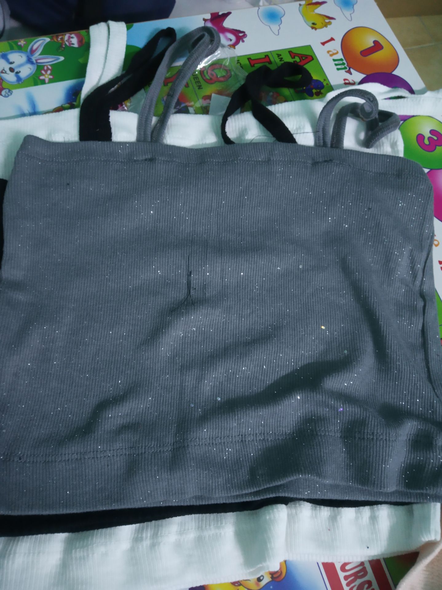 Thực sự sản phẩm quá tệ, rất chi là tệ không có từ nào để diễn tả nữa. 4 cái áo giá sale 70% còn 119k mà không khác gì mớ vải nhàu nát vậy. Thật thất vọng với quy trình kiểm hàng của TIKI, trước đây mình rất tin tưởng khi mua đồ trên TIKI nhưng lần này khi mở hộp đựng hàng ra mong chờ bao nhiêu thì thất vọng bấy nhiêu, không còn lời nào để diễn tả luôn. Thật bực mình. Tôi muốn đổi hàng, làm ơn đổi đơn hàng này dùm tôi càng sớm càng tốt please. Thật thất vọng quá.