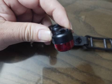 Chất nhựa kém, mới cài vào chưa dùng đã gãy, nắp sạc ấn ko vào