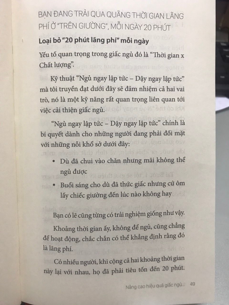Mình chưa đọc cuốn sách nào có phần dẫn nhập dài tận 48 trang như cuốn này. 48 trang nội dung lặp đi lặp lại có thể làm một số người xem sơ qua mất kiên nhẫn không xem tiếp nữa. Lề canh hai bên trái phải trên dưới gây hao giấy. Bìa cứng. Giấy có màu ngà ngà chuyển sang vàng và có mùi khó chịu, có lẽ là chất lượng giấy không tốt. Ngoài các điểm trên thì phương pháp đề cập trong sách đơn giản dễ thực hành, đại khái là không có gì đặc biệt.