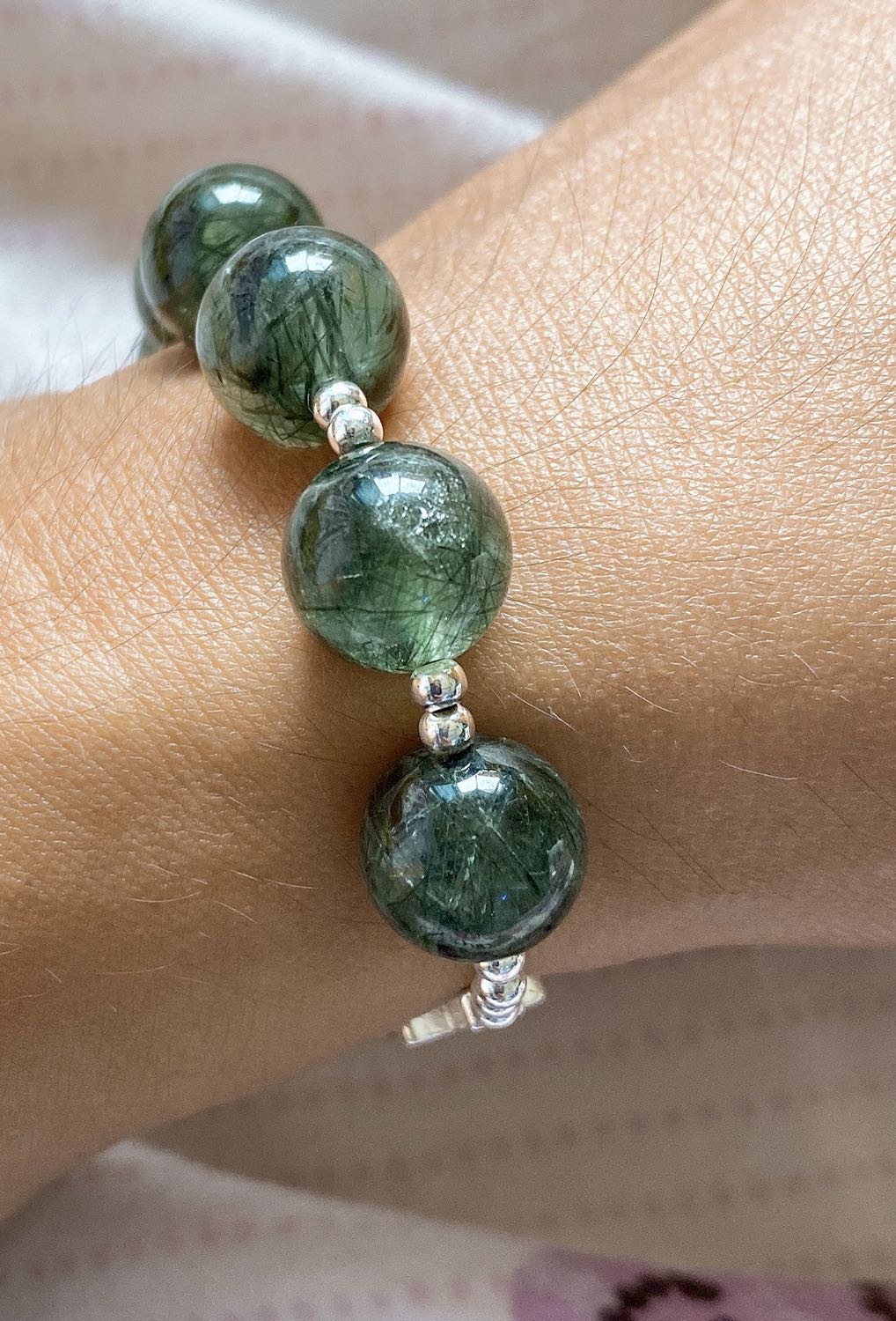 Sản phẩm có giấy bảo hành về màu sắc đá và dây.