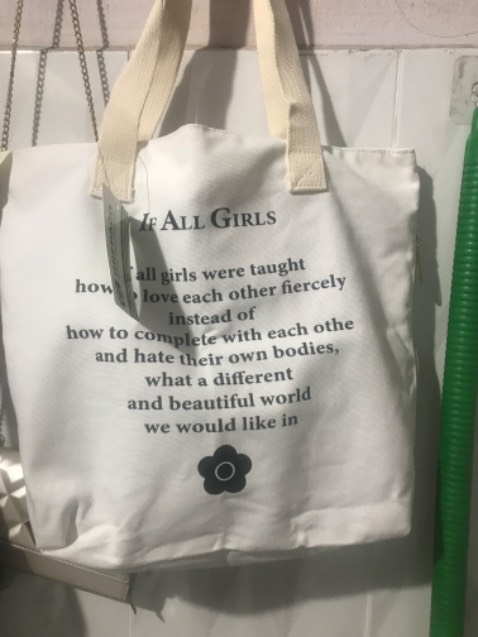 Chất liệu vải tốt, khoá kéo chắc chắn, túi đúng như mô tả, nên mua nha mọi người