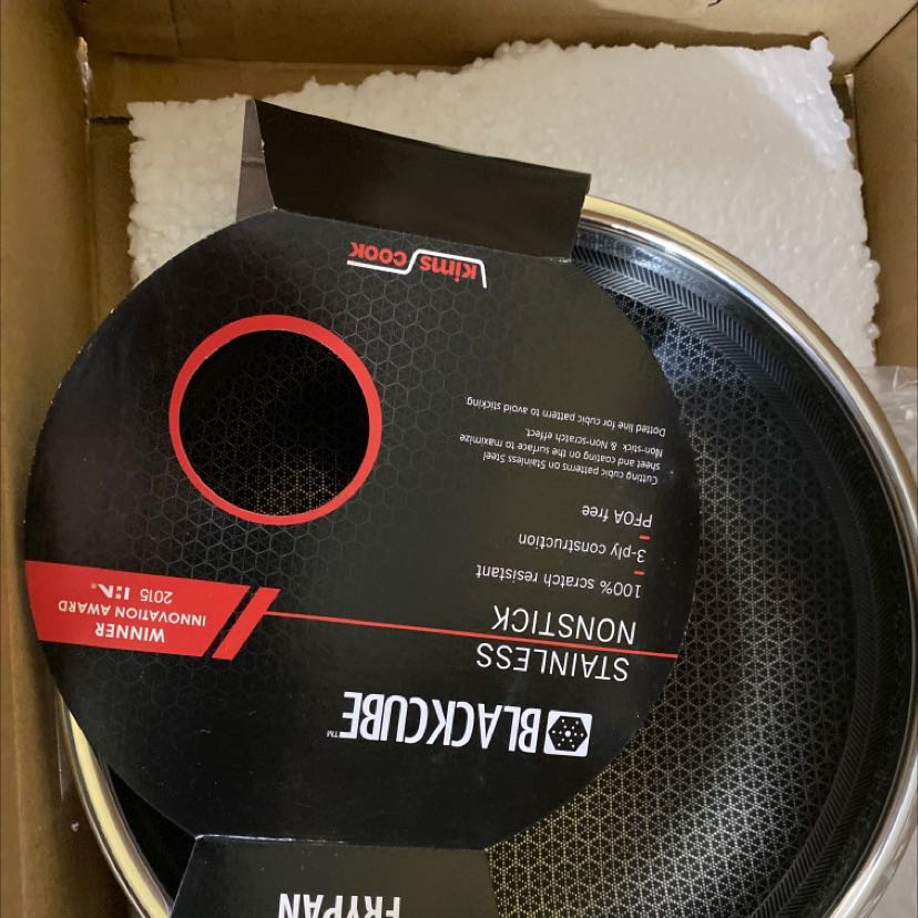 Đã dùng chảo này rồi. Chống dính tốt. Dễ chùi rửa. Mẫu mã đẹp, chắc chắn, nặng tay. Có tặng kèm 10 muỗng. Tks shop