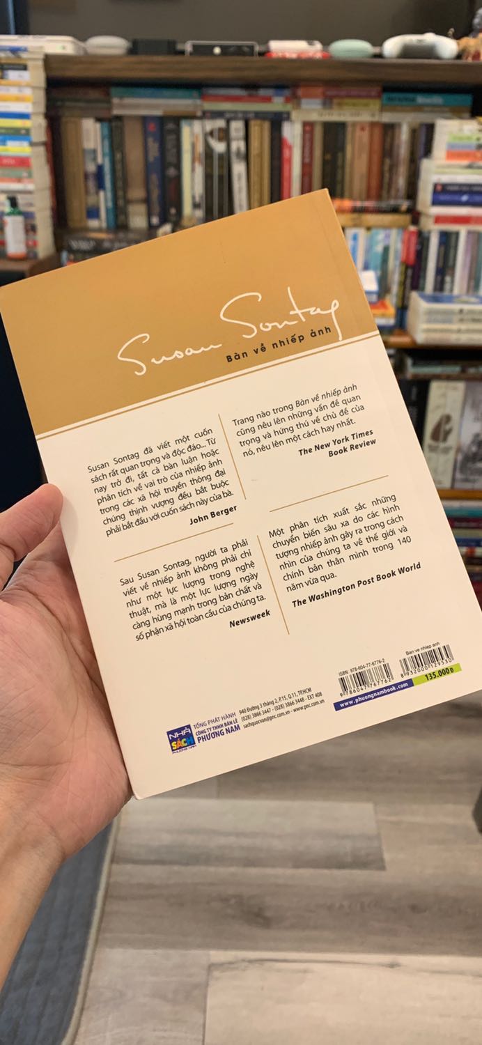 Sách bàn về nhiếp ảnh nhưng thực tế là đang nói về “triết lý” nhiếp ảnh là chính. Tác giả đang phân tích ở góc nhìn “con người” về đề tài gọi là ghi nhận hình ảnh (chụp ảnh), bản chất của việc ghi lại hình ảnh, ý nghĩa và tác động của nó.

Cho nên bạn nào định tìm sách nói về nhiếp ảnh, hay kỹ thuật nhiếp ảnh thì đây không phải dạng đó

Cám ơn tiki đã giao sách nhanh và đẹp