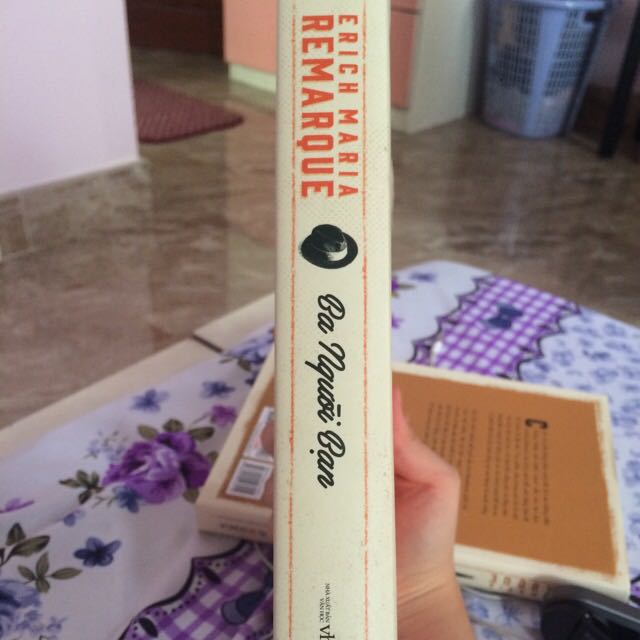 Sách của Ẻnich Maria Remarque mình đã đọc qua 3 cuốn và quyển nào cũng hay. Chuyện kể rất chân thực và sống động , còn về giao hàng thì đóng gói cẩn thận và có chống sốc. Vận chuyển đúng hẹn 🤩🤩🤩