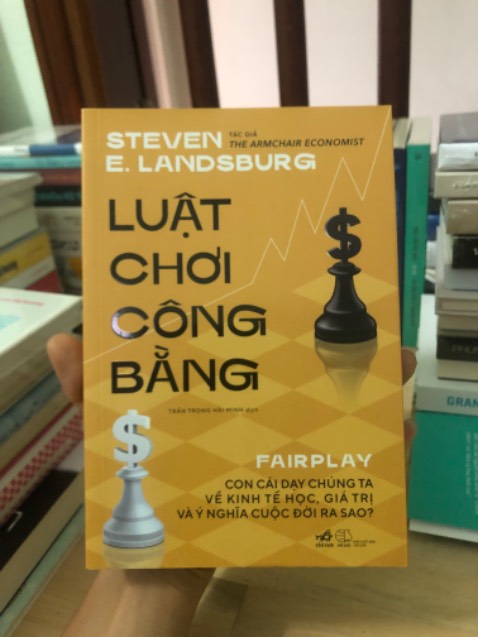 Nội dung cuốn sách nói chung ổn nhưng hơi khó đọc, sách cho mình thêm nhiều kiến thức về các khía cạnh trong cuộc sống cũng như kinh tế, bằng một góc nhìn rất hay. Sách mình mua về hơi cũ một chút nhưng mà Tiki sale sâu quá, lúc mình mua nếu tính cả áp mã giảm giá nữa thì tính ra sale hơn 50% lận, nên vẫn là hời so với thứ mình nhận được (Tuy là mình đọc chỉ hấp thụ hay tiếp thu được tầm 30% thôi ^^)