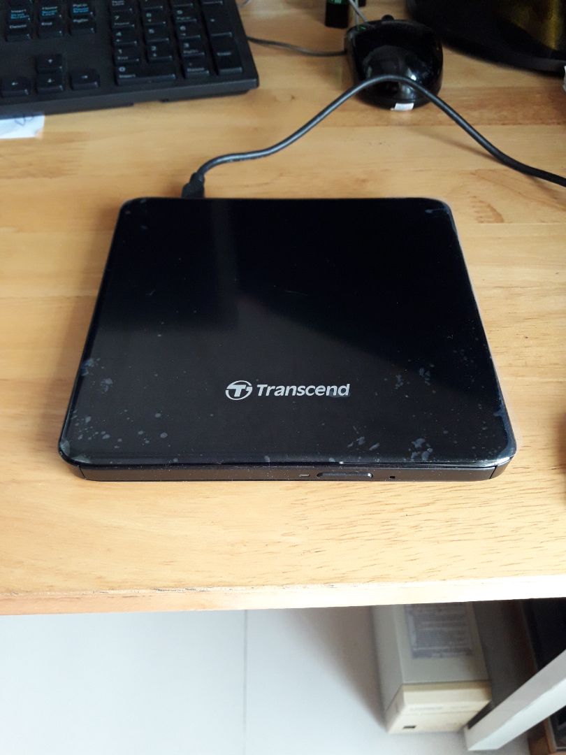 Sử dụng ổn. Chi tiết nhựa của sản phẩm khá mỏng vì vậy phần vỏ sản phẩm hơi ọp ẹp. Logo và chi tiết trên sản phẩm nhận được khác so với hình ảnh quảng cáo, cụ thể trên mặt trước khay đĩa hoàn toàn trống trơn không hề có nội dung in trên bề mặt.