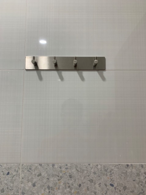 Đẹp, đơn giản và tinh tế. Cũng treo đồ nhẹ nên không biết chịu lực ra sao nhưng thấy keo dán 3M cũng yên tâm.