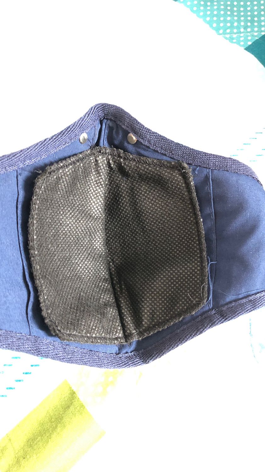 Khẩu trang có quá nhiều khuyết điểm trong việc lọc bụi:
1. Khẩu trang k có size nên khá to so với mặt mình
2. Miếng lọc quá bé, bụi có thể bay vào từ tất cả các hướng, 4 lớp nhưng lớp ngoài và lớp trong cùng k có khả năng lọc bụi cao
3. Đeo lâu mà k chạy xe thì rất ngợp
4. Khả năng lọc bụi chỉ tầm 50-60%, nếu các bạn ở những khu vực ô nhiễm cao như TPHCM hay Hà Nội thì  mình nghĩ k nên mua.