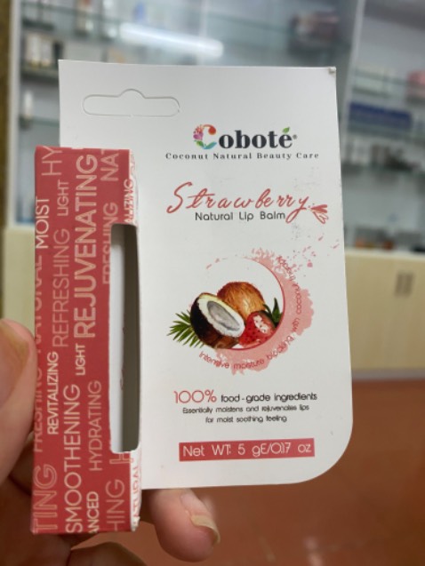 Sp dưỡng ẩm tốt, mềm môi , mùi thơm ngọt dễ chịu . Dưỡng ẩm môi sau xăm rất hiệu quả . Mùa hành khô lên có vài thỏi �Shop tư vấn kĩ , giao hàng nhanh . Sẽ tiếp tục ủng hộ shop