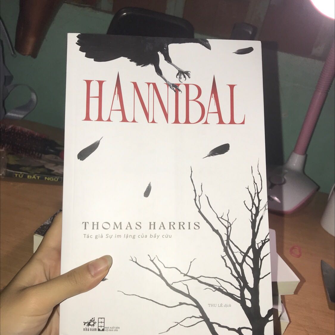 sách có được bọc nhưng vẫn bị hỏng 1 chút, hơi tiếc:((