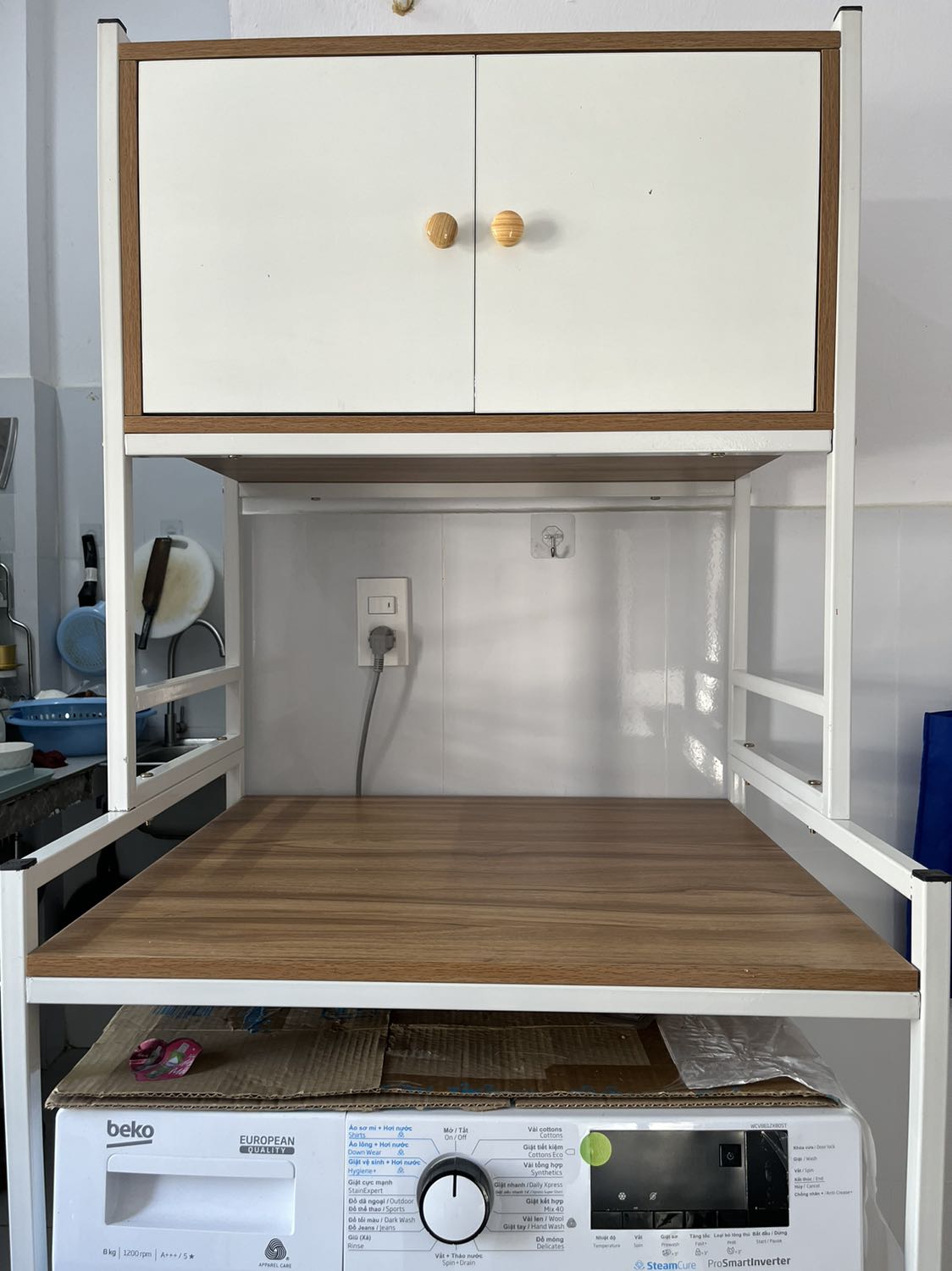 Mới lắp xong chưa bỏ đồ lên thì hơi lung lay nhưng bỏ đồ lên rồi thì đỡ hơn. Kể ra cái khung thép to hơn xíu thì đẹp