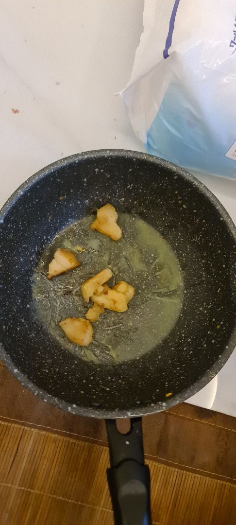 Chảo nhỏ size 18(hay 20) nhé mn,đọc kỹ ko lại nhầm tưởng chảo to vì hình chụp trông to.Chất lượng hoàn thiện tốt.Nhưng dẫn nhiệt lém hơn so với nồi bình thường nhà đamg đun.Giá hơn 200k đắt hơn chảo  Elmic cùng kích cỡ đang bán 130k Hy vọng chảo vân đá sẽ bền hơn.Nồi lock bên cạnh phủ đá dùng sướng