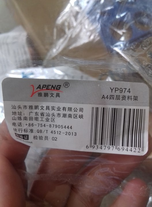 Mấy bạn mua hàng tiki tốt nhất nên kiếm tra thật kĩ trước khi nhận. nói thật, mình mua hàng tiki từ rất lâu r. có những lần mua sách, bị cong bìa, sách bên trong bị vệt ố vàng. có lần hàng trông lại cũ, cũng thôi, bỏ qua. nhưng lần này thì không thể chịu nổi! :)
Mình đặt rõ ràng là khay tài liệu 3 ngăn deli này. vậy mà lần đầu giao cho mình lại là đồ chơi trẻ em. mở hàng ra đã thấy "........" rồi. mình phải gọi lên tổng đài nói đổi hàng. 
Mấy bạn không biết đấy chứ, tổng đài thu phí rất mắc luôn. gọi tầm 2,3 phút đã bay hết 30k. rồi còn phải gửi *** 5 lần 7 lượt mới được rep!
Tiếp, mình phải đợi tận gần 1 tháng cho vụ đổi lại hàng. tưởng đâu ngon lành, nhưng lại ôm nguyên cục tức vào người nhé!
Hàng mình nhận được không phải khay 3 ngăn deli. Mà là khay 4 ngăn yapeng. khó chịu không chịu được. nhựa rất mỏng, lỏng lẻo luôn ấy. check code 2 sản phẩm cũng hoàn toàn khác nhau!
làm ăn thật......... mình đã gửi *** phản ánh nhưng chưa nhận được câu trả lời. không lẽ cứ đợi mãi để được đổi hàng hay chịu nhận luôn như này :)))))
lần sau thì không bao h mua hàng trên tiki nữa. xin kiếu!