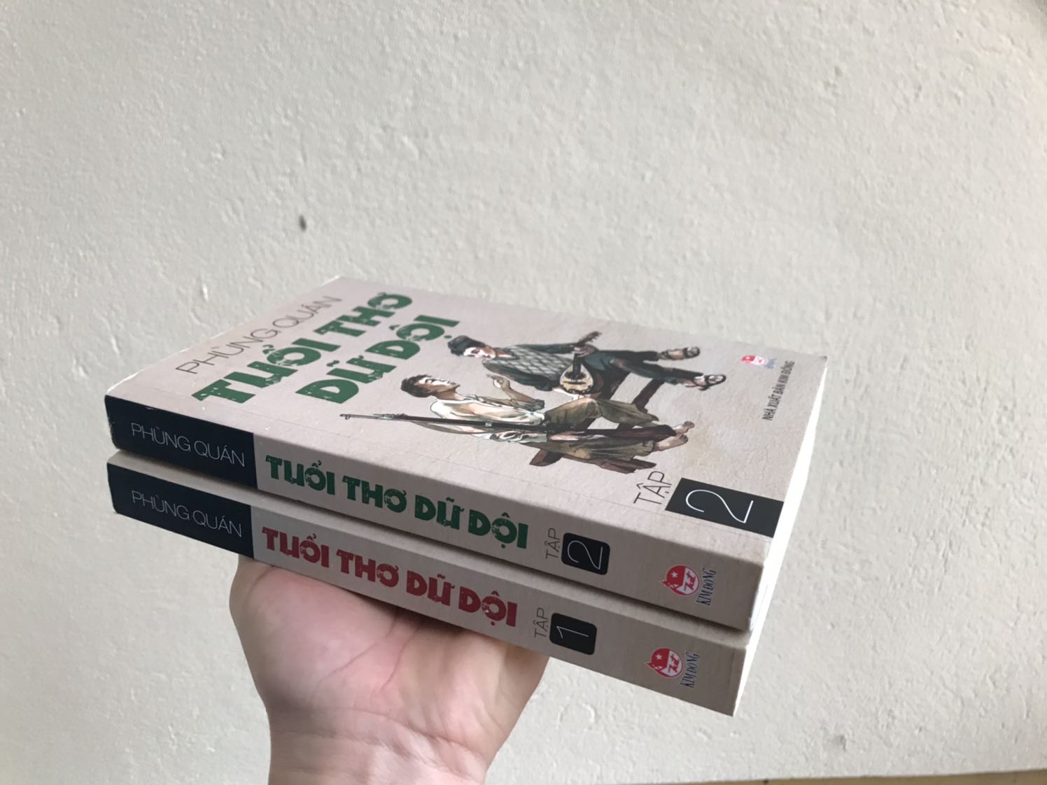 Chất lượng sách của Kim Đồng thì lúc nào cũng chuẩn. Một tựa sách rất hay, đẫm nước mắt về một thời kỳ gian khó của đất nước khi thực dân Pháp tái chiếm nước ta, với những anh hùng nhỏ tuổi.
Sách giao nhanh. Tuy vậy có chút không hài lòng về việc đóng gói, dễ ảnh hưởng đến chất lượng sản phẩm bên trong.