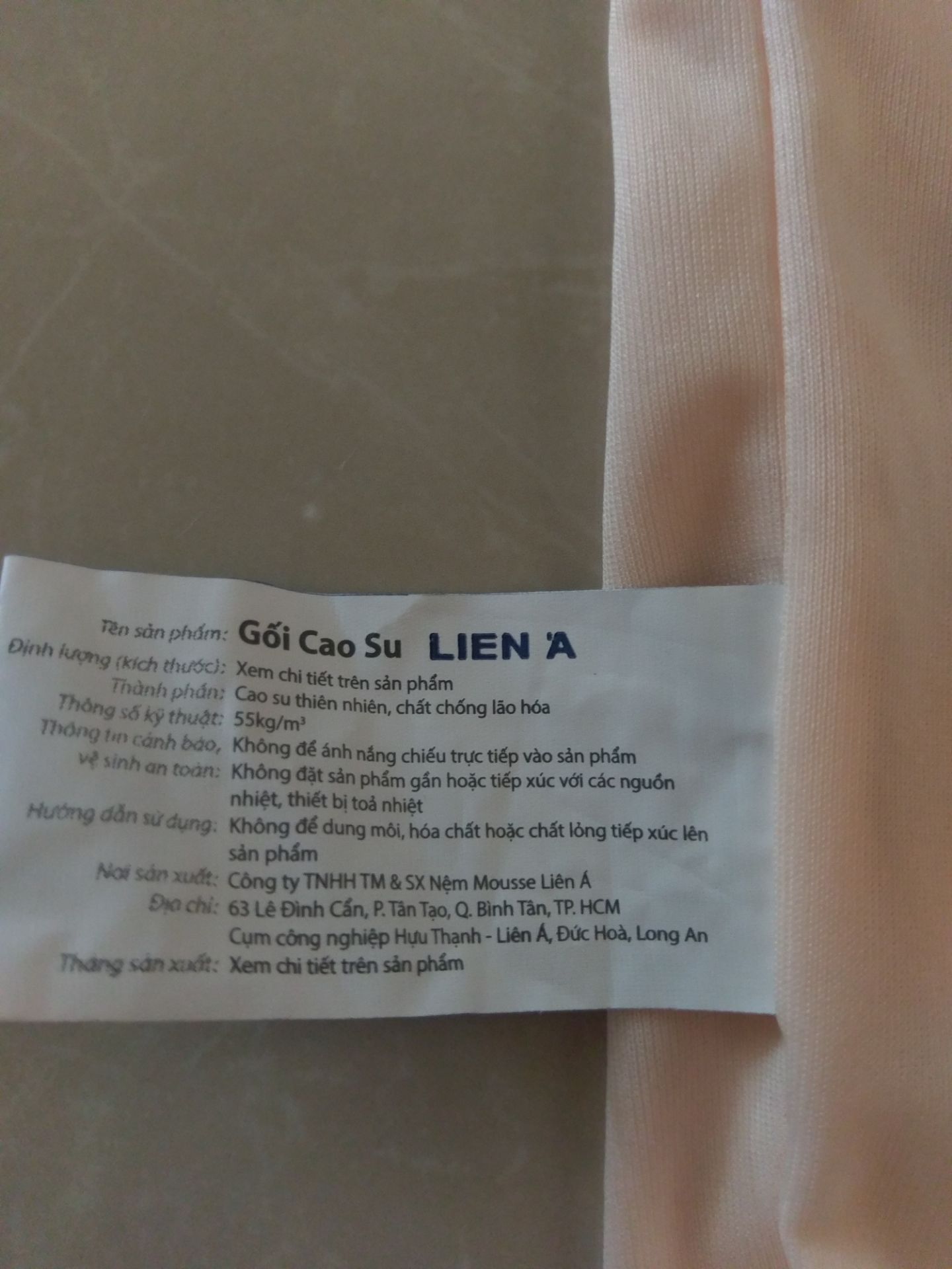 Sản phẩm như hình. size đúng như giới thiệu về sản phẩm. được gói trong túi bóng có tay xách có in sdt tổng đài miễn phí cước nữa nhé !
   Ruột gối Có chữ LIÊN Á in nổi rất rõ ràng + mã sản phẩm in mực đen có chữ LA nữa nha mọi người. bên ngoài sản phẩm thì không kèm tờ rơi chi tiết gì cả. có kèm áo loại thun mỏng cho ruột gối màu kem kem cam cam. có gắn mac của Liên Á . có 1 vài chỗ bị Nổ nhưng chấp nhận được. Mình có liên hệ lên Tổng đài Liên Á để kiểm tra. đúng hàng chính hãng. 
  Gối Nằm rất êm, không thua của Kymdan. Giá rẻ hơn rất nhiều. Sẽ ủng hộ tiếp sản phẩm.
  Xin cảm ơn tiki và nhà cung cấp !
