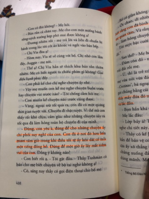 1 cuốn sách tuyệt vời để ngẫm về cách giáo dục và nhắc nhở bản thân rằng sống với đúng những gì cta có, chúng ta ko thể thay đổi ngoại hình nheng có thể học cách chấp nhận và thích nghi với nó. Cậu bé dù có ngoại hình dc cho là dị hợm nhưng bù lại cậu có tính cách giúp đỡ người khác và hài hước đã khiến cho những người từng tiếp xúc rất quý cậu ấy.
1 cuốn sách nhẹ nhàng và cuốn