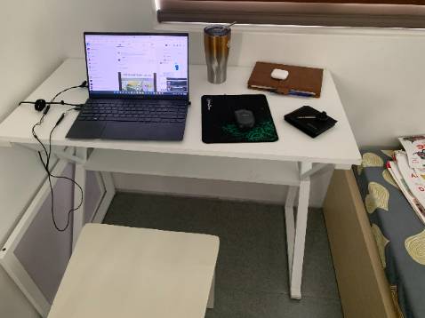 Với tầm này tiền thì có thể chấp nhận được, nhưng các bạn có thể làm tốt hơn bằng cách đóng gói tốt hơn để tránh những sưt mẻ ở các góc như hình, gói bọc bỉ ẩm, bàn bị dính bụi nhiều. Nói chung không hài lòng cho lắm