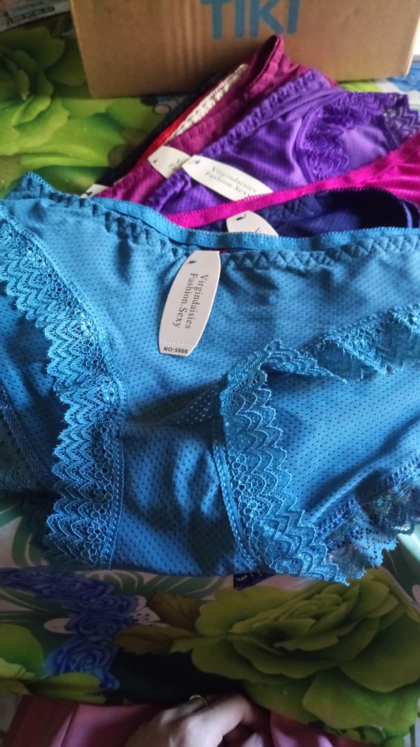 Mình đặt mẫu ren nguyên, sao lại gửi hàng này ah? 
Yêu cầu tiki kiểm đúng hàng giúp khách, sao tình trạng này cứ lặp lại vậy ah?? 
Mình muốn đổi trả lại hàng này, bây giờ gửi về đâu ah. Mẫu này giá tiền thấp hơn so với mẫu m chọn mà