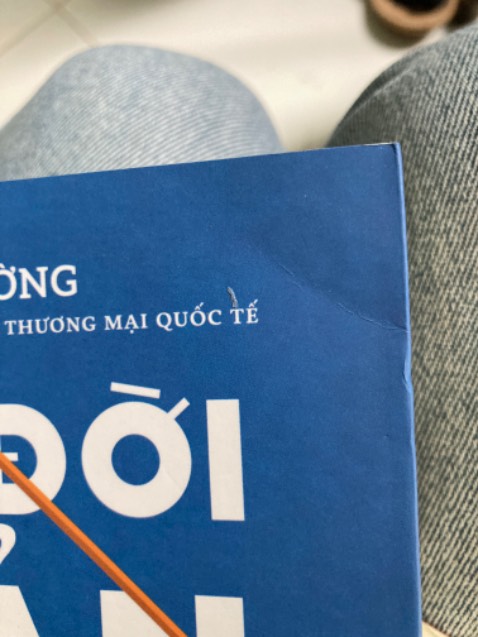 Tiki đã thay đổi hình thức đóng gói từ hộp giấy sang túi chống sốc. Cá nhân mình thấy ko phù hợp với đơn hàng sách lắm. Sách mình nhận về bị gãy góc bìa như hình. Hình như mấy đơn gần đây mình mua Tiki sách không thì không có đơn nào mà không có vấn đề về sản phẩm.