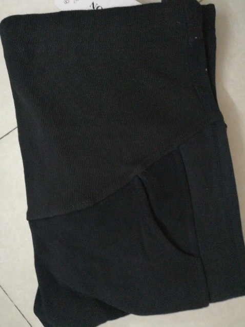 chất vải dày dặn, trên có lưng chun co giãn tốt, có cái đai thắt điều chỉnh độ rộng nên có thể mặc thoải mái trong thai kỳ. Form quần chuẩn👍🏻