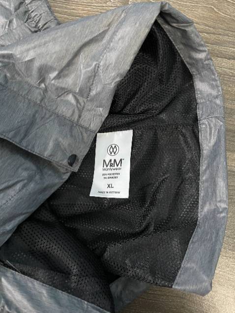 Áo khoác gió nhẹ, mặc rất thoải mái, tem mác đầy đủ, hàng việt nam sản xuất, chất lượng ổn, áo 2 lớp siêu nhẹ, cản gió , giữ nhiệt tốt. 15 17 độ C vẫn ấm.