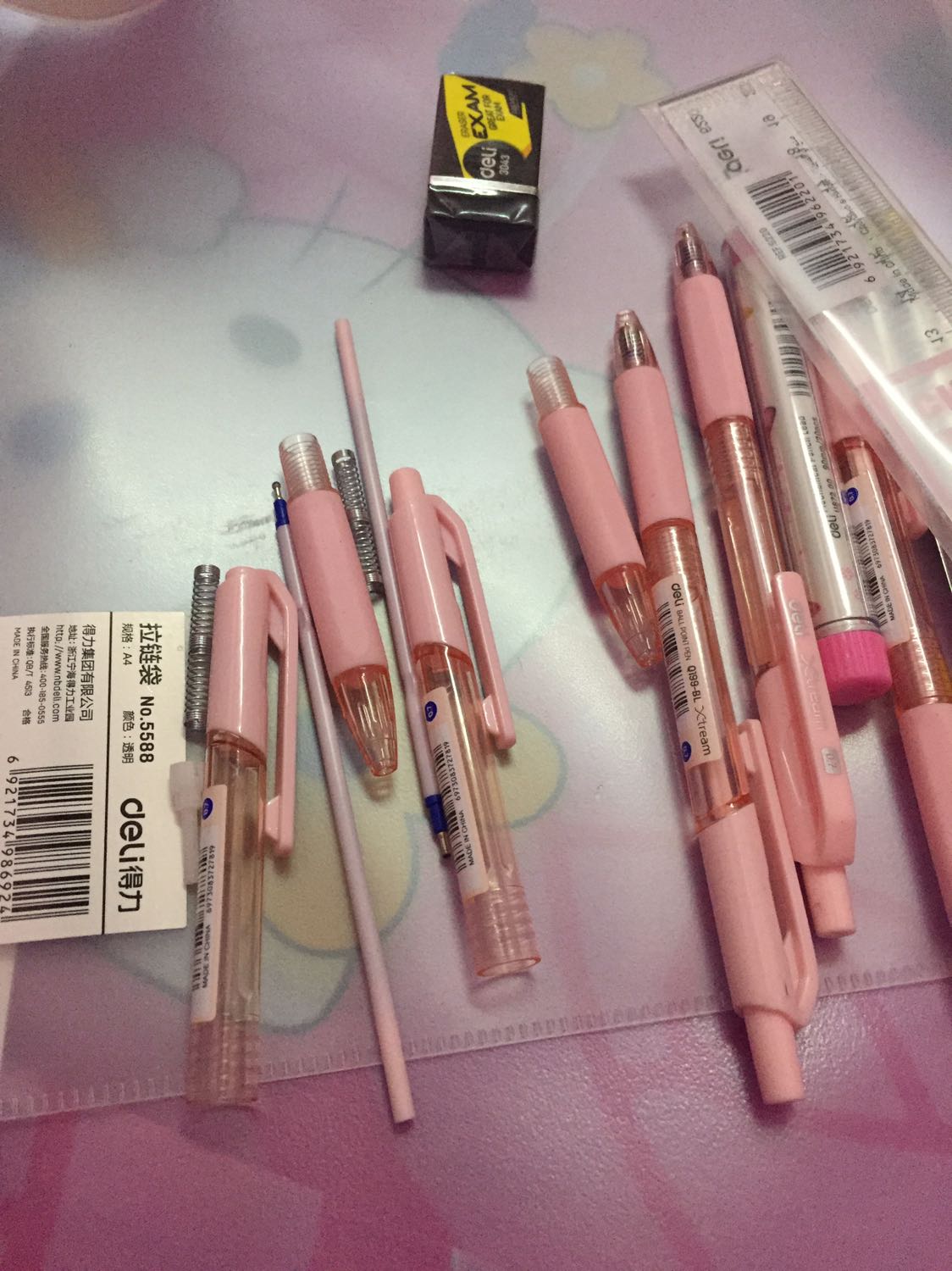 đặt mua từ thứ hai ngày 28/6 để thứ tư ngày 7/7 đi thi thptqg sử dụng, nhưng đến thứ hai ngày 5/7 vẫn chưa thấy đâu. lên xem mvđ thì thấy shipper ghi là đến nhưng người nhận không có ở nhà. trong khi mình ở nhà ôn thi cả ngày, đt không một cuộc gọi! phải đến chiều thứ 3 gọi cho shipper yêu cầu giao hàng gấp thì mới được giao. tuy nhiên mở hàng ra thì thấy cảnh tượng như thế này! sẽ không bao giờ mua lại!