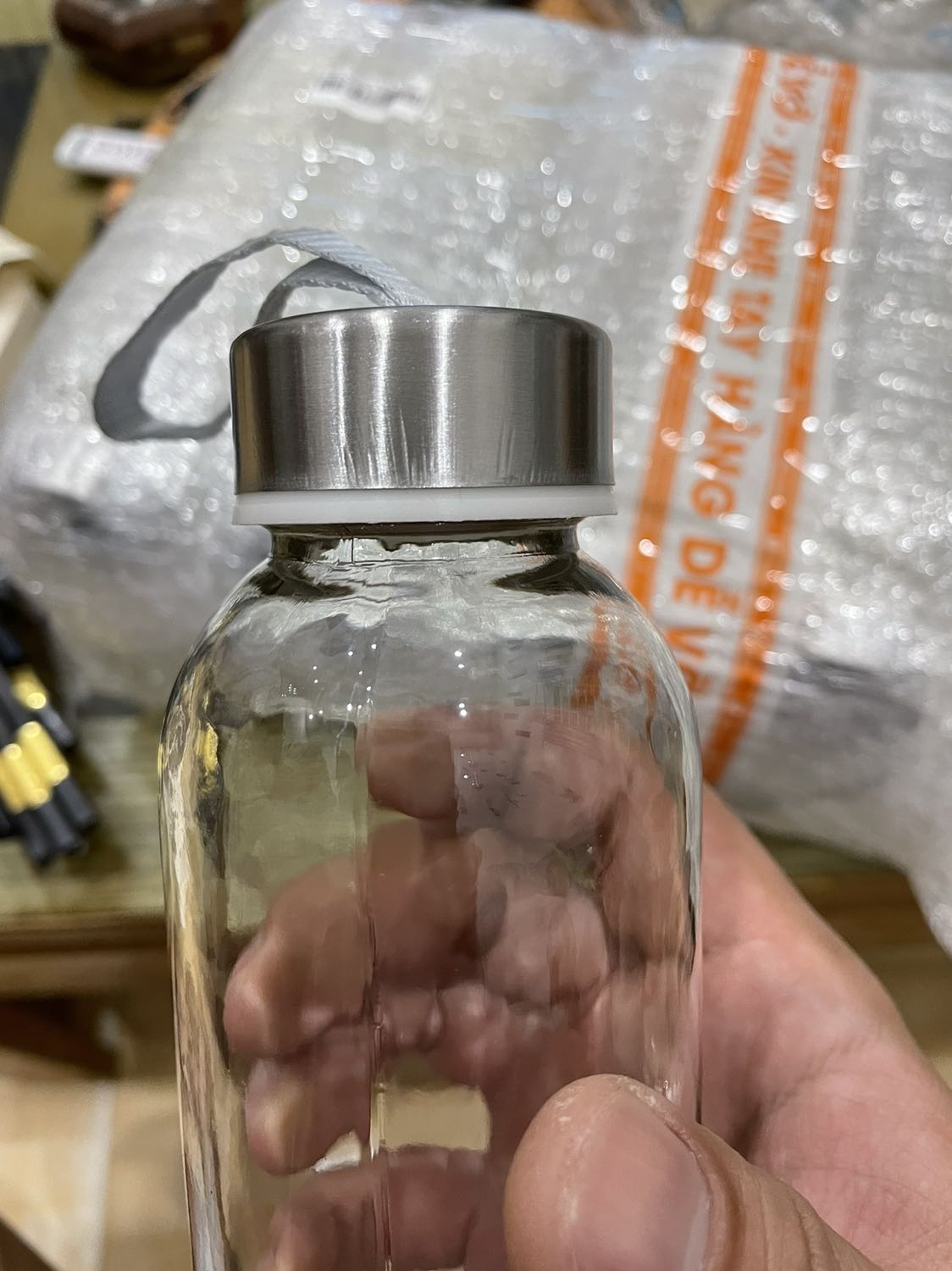 Hàng đóng gói cẩn thận. Tuy nhiên là hàng lỗi. Nhưng giá rẻ, mình sử dụng trong nhà nên ok, good. Kích thước gần bằng chai nước suối 500ml nhé mn