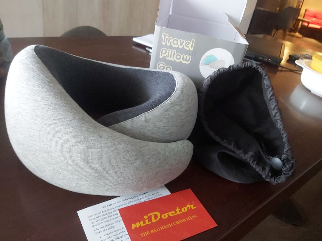 Gối nhận được giống như hình quảng cáo, bên ngoài còn đẹp hơn. Vải cotton mịn, đường may nhỏ cẩn thận, gối thiết kế thông minh, đẹp, sang, và quan trọng là dáng thiết kế ôm cổ rất thích. Ship siêu nhanh và được free ship nữa. Đã đặt thêm. Rất nên mua.