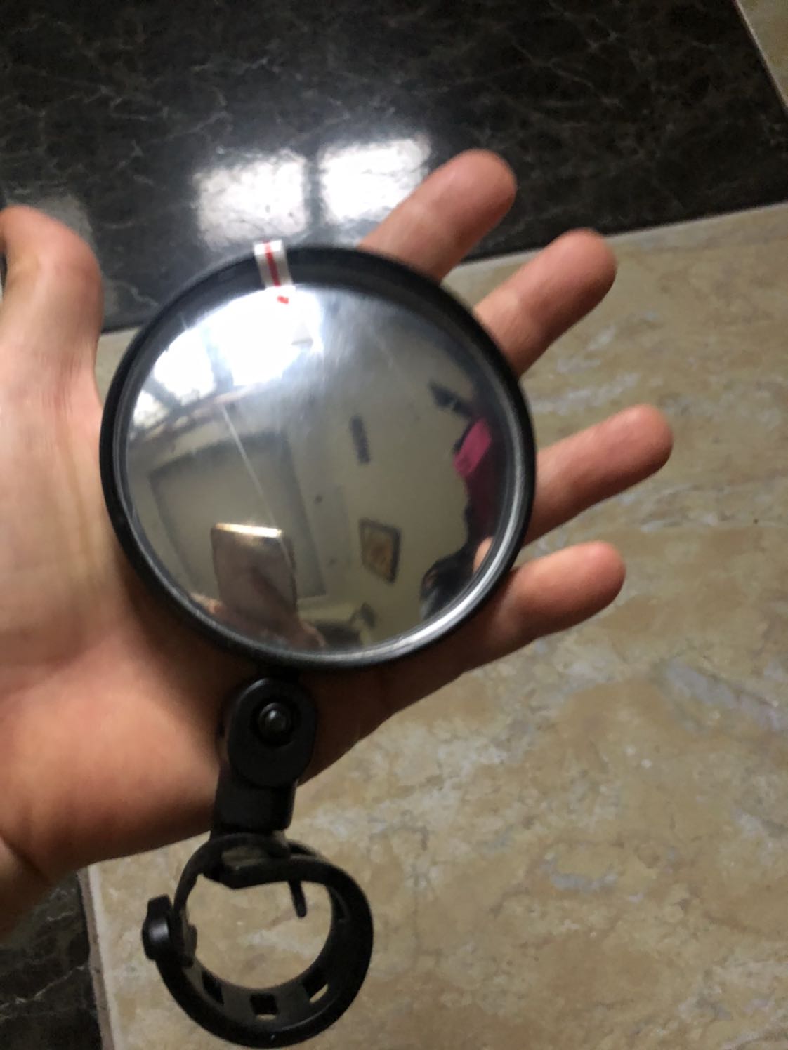 Gương bé chứ có to đâu, pó tay rồi, lần sau chắc phải để ý xem có kích thước đường kính nữa