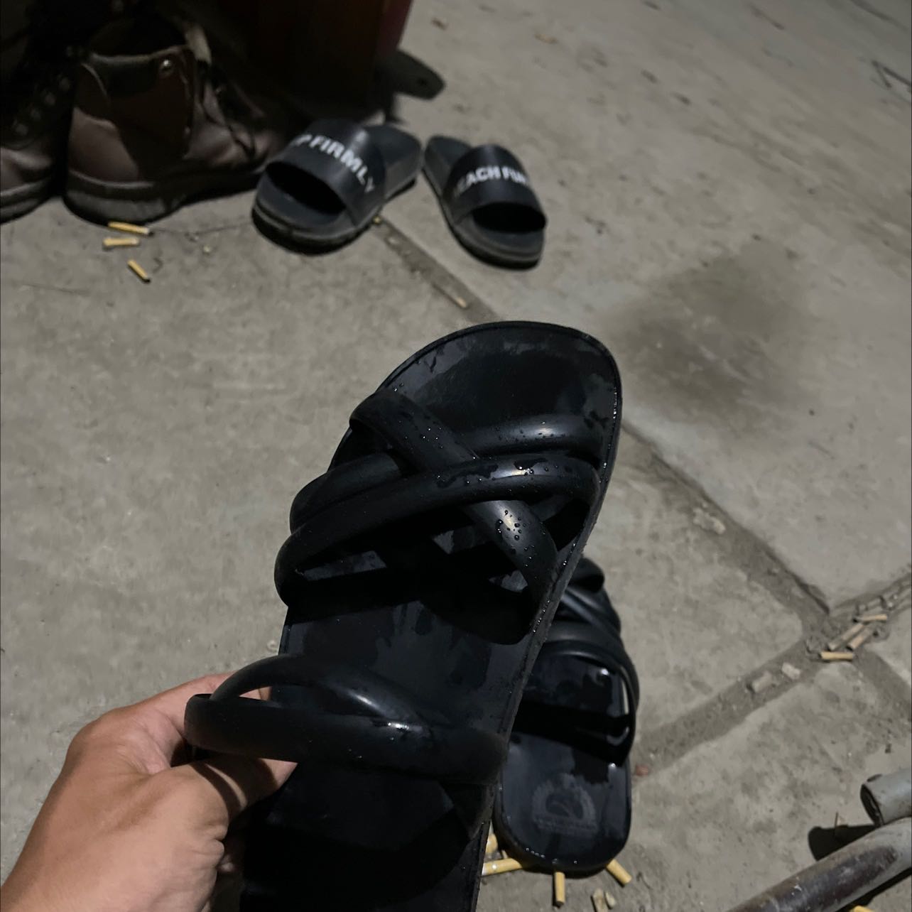 Ưu điểm: Phía trên thiết kế đẹp, hài hoà tuy nhiên phần dây thiết kế rộng quá, nên siết lại (mình tự siết lại thấy phần dưới hở nhiều quá, đi lại cảm giác bị cộm)