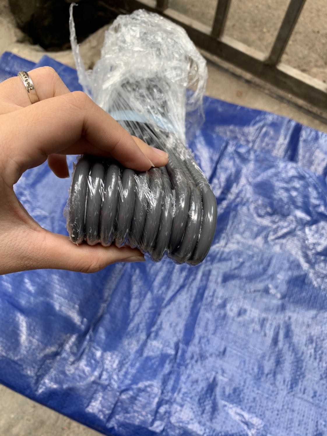 Sản phẩm to đẹp, chắc chắn, màu ghi xám rất lạ mắt mà lại sạch. Mình rất ưng ý.