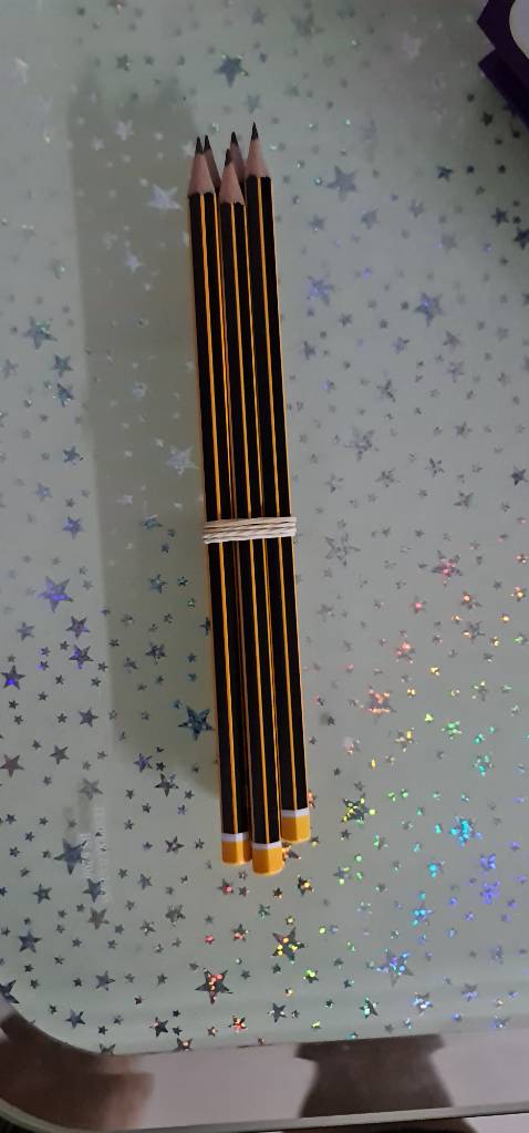 Viết cầm chắc tay, ngòi ra đều, chuốt không bị gãy ngòi