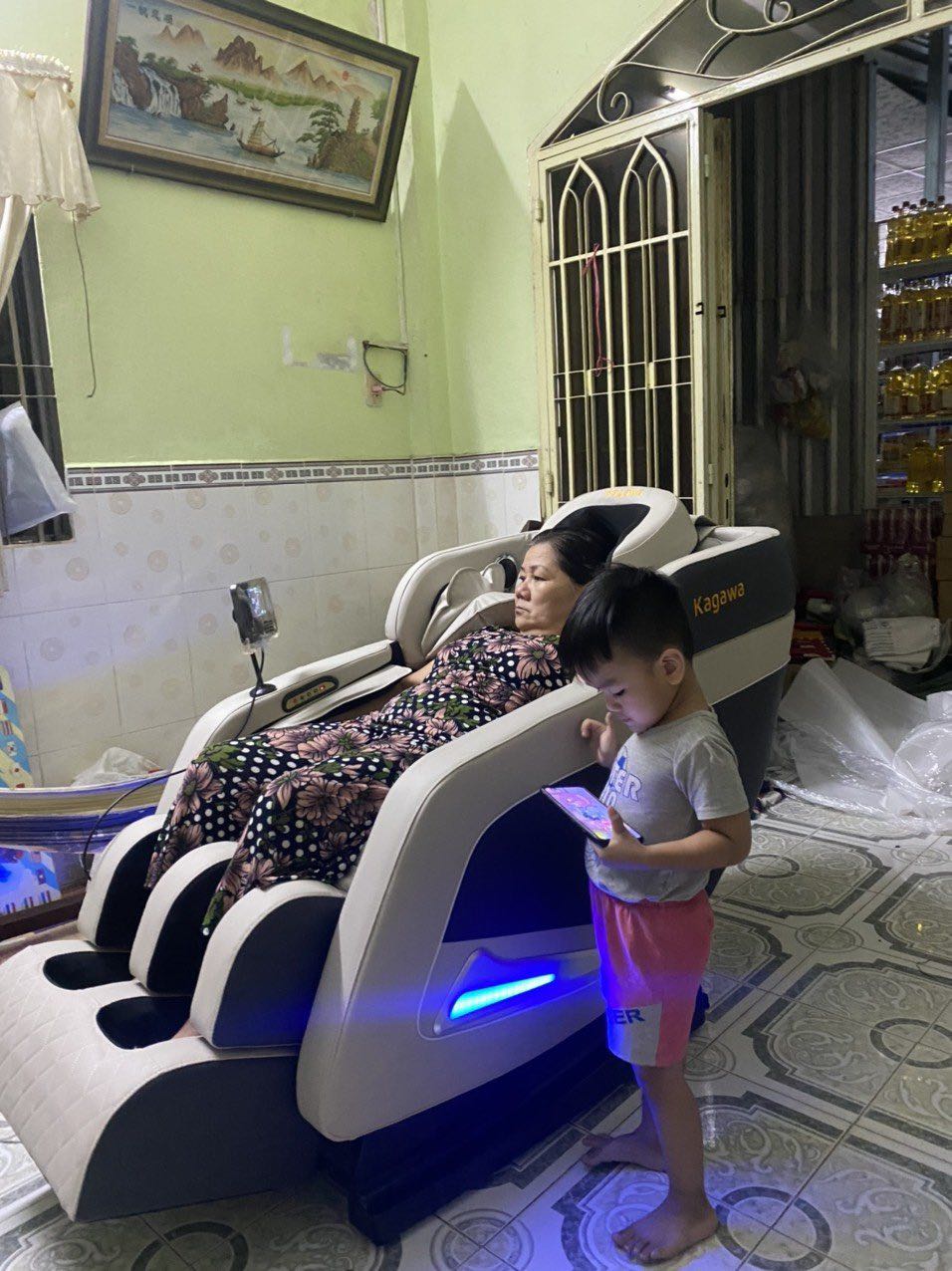 Ghế đẹp như mô tả. mình cũng đã tìm hiểu các dòng ghế 3D của những hãng khác r thì em này là ổn áp nhất. So với giá tiền mà mua được chiếc ghế massage như thế này là quá ổn áp rùi đó mọi người. 
Khung ghế khá to và chăc chắn. Massage êm, mẹ mình rất thích. có quà tặng kèm theo.