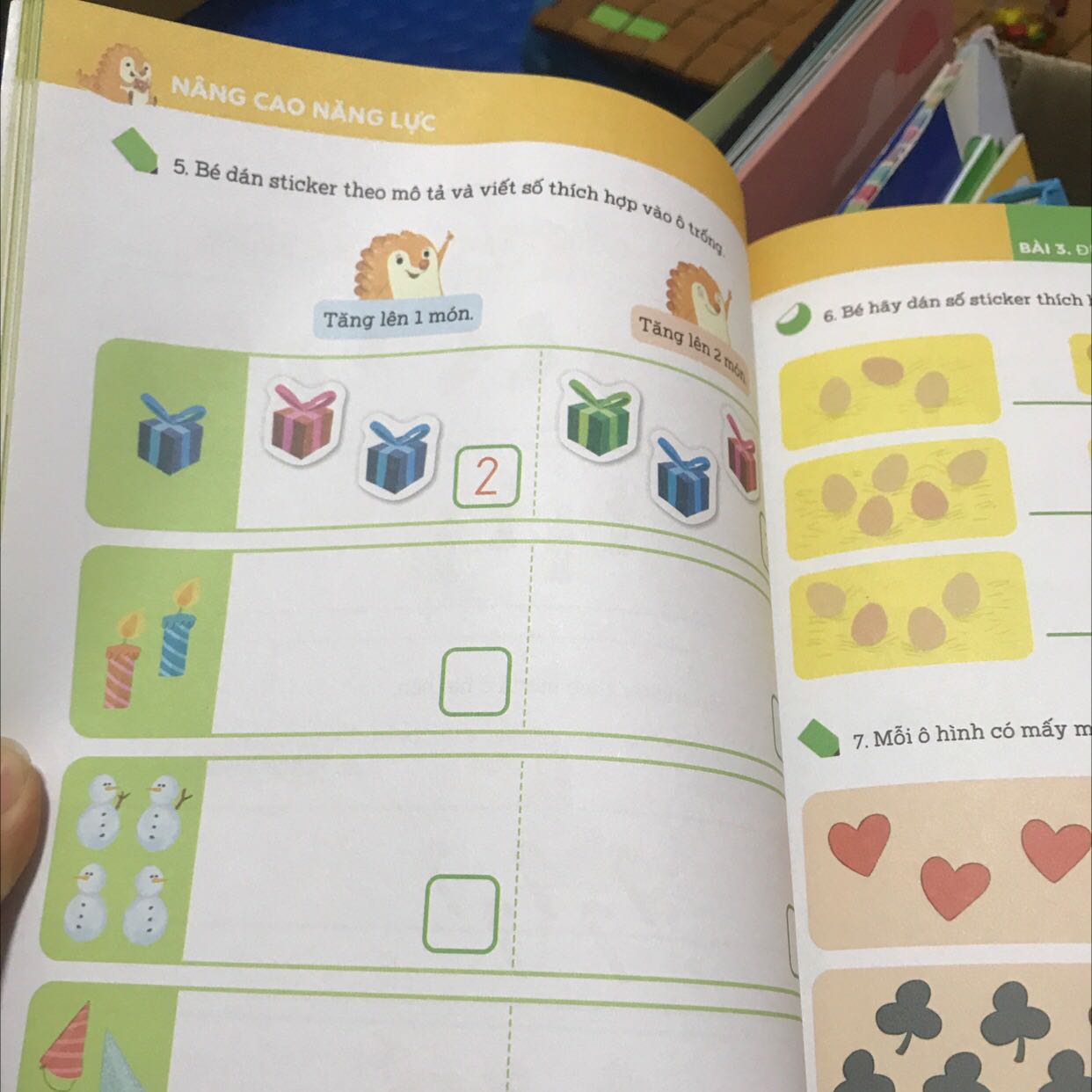 Sách khổ to, dày. In màu sắc nét phù hợp với trẻ nhỏ. Nhiều bài tập. Đa dạng các hình thức câu hỏi và trả lời. Có cả hình dán vừa chơi vừa học. Rất đáng mua