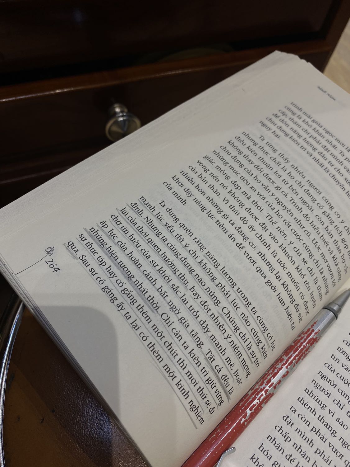 Sống bình yên giữa lao đao cuộc đời qua những lời dạy của Thầy. Một cuốn sách hay giúp mình thay đổi cách nhìn nhận về những điều vẫn đang diễn ra trong cuộc sống: hạnh phúc, khổ đau, tình thương, ích kỷ, thành công…