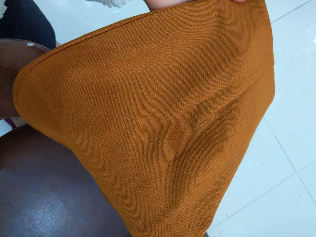 màu bên ngoài k giống mẫu. màu vàng bò chứ kp màu nâu màu bên ngoài k giống mẫu. màu vàng bò chứ kp màu nâu