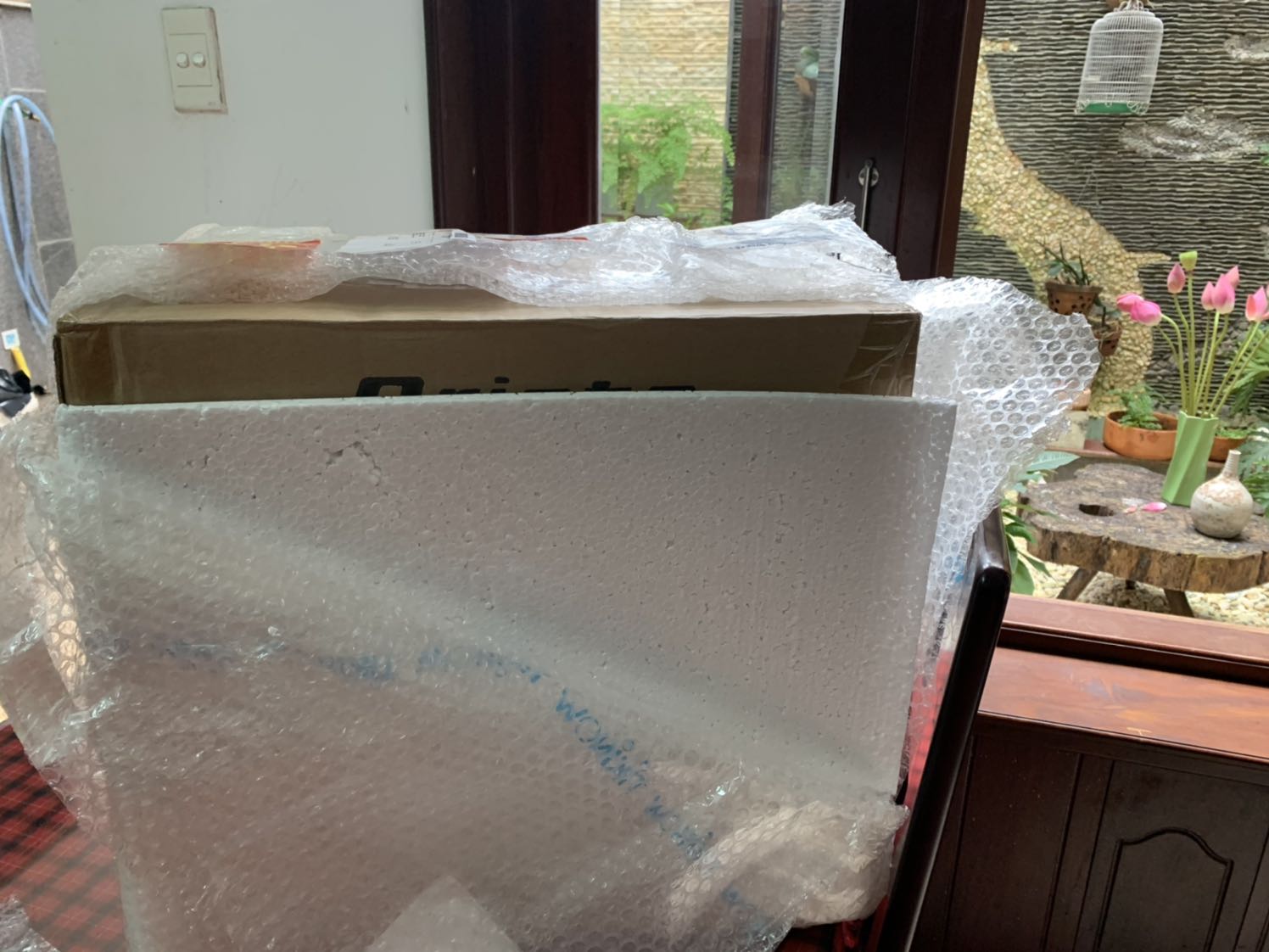 Giao hàng đúng hẹn, đóng gói cẩn thận, máy đẹp nhưng khi sử máy phát ra tiếng ồn khá lớn.