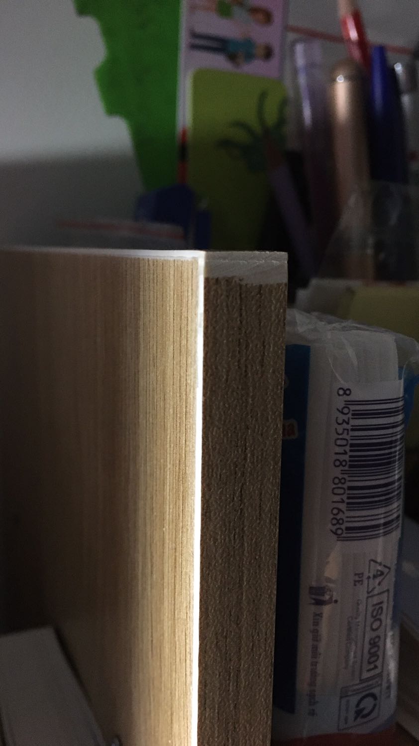 Màu đẹp, miếng gỗ chắc chắn, lắp ráp dễ dàng. Hình mình chụp có một số lỗi gia công nhỏ, miếng gỗ lắp vô có hơi không khớp nhưng không ảnh hưởng gì nhiều. Với mình chất lượng sản phẩm như vậy là hợp với mức giá rồi.