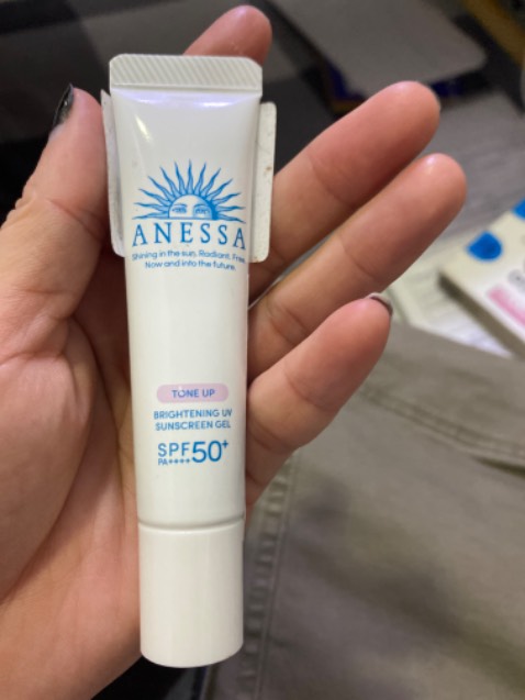 Giao nhanh, còn hsd 2 năm. Kcn này là chân ái của mình rồi nên ko phải nói nhiều về chất lượng nữa. Riêng hàng tặng kèm hơi thất vọng, tuýp tặng ko giống quảng cáo (chắc hết quà), còn cái ly cũng chẳng xịn sò gì, xoàng xoàng mà hét quà tới 300 mấy, điêu…