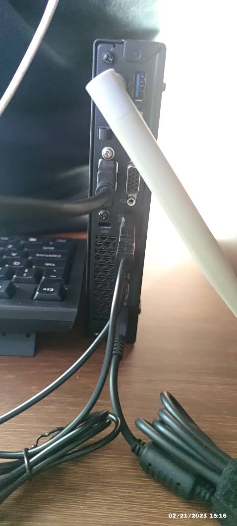 Chạy mượt, ổn định, có cả card wifi và cổng RJ45 cho việc dùng mạng,nhiều cổng USB.