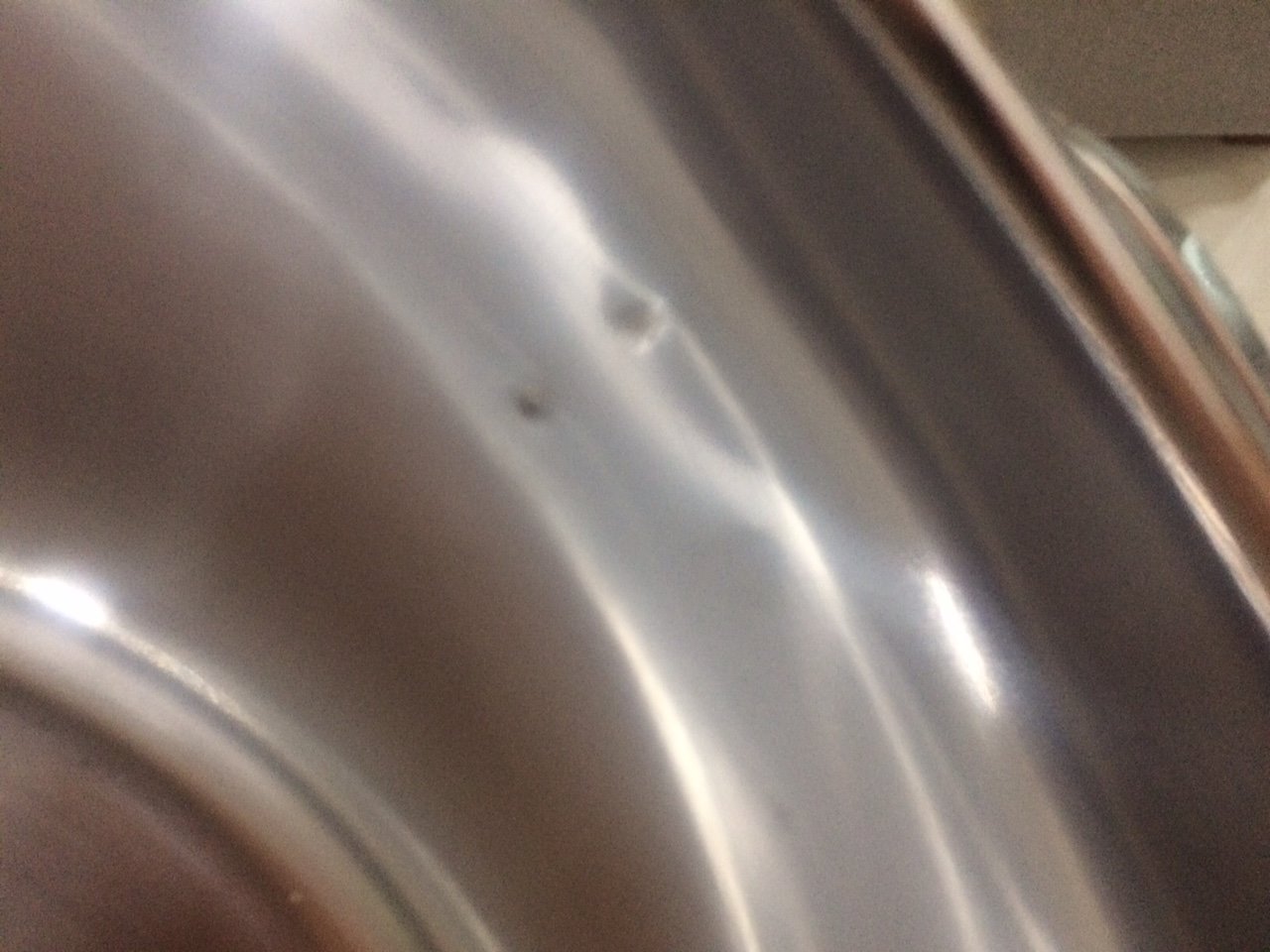 vết hàng quai thủng nồi, nồ bị vết bẩn, nắp nồi bị rỉ xét. Đề nghị Tki hỗ trợ đổi hàng mới